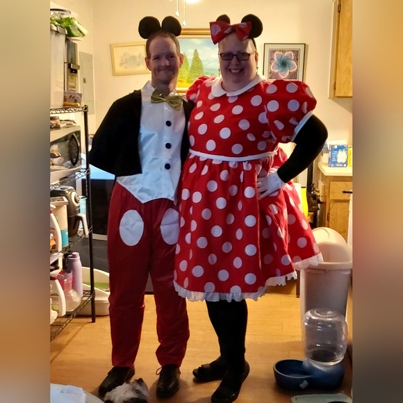 It's a bundle of Halloween costumes it's mickey mouse and Minnie mouse. - Picture 1 of 1